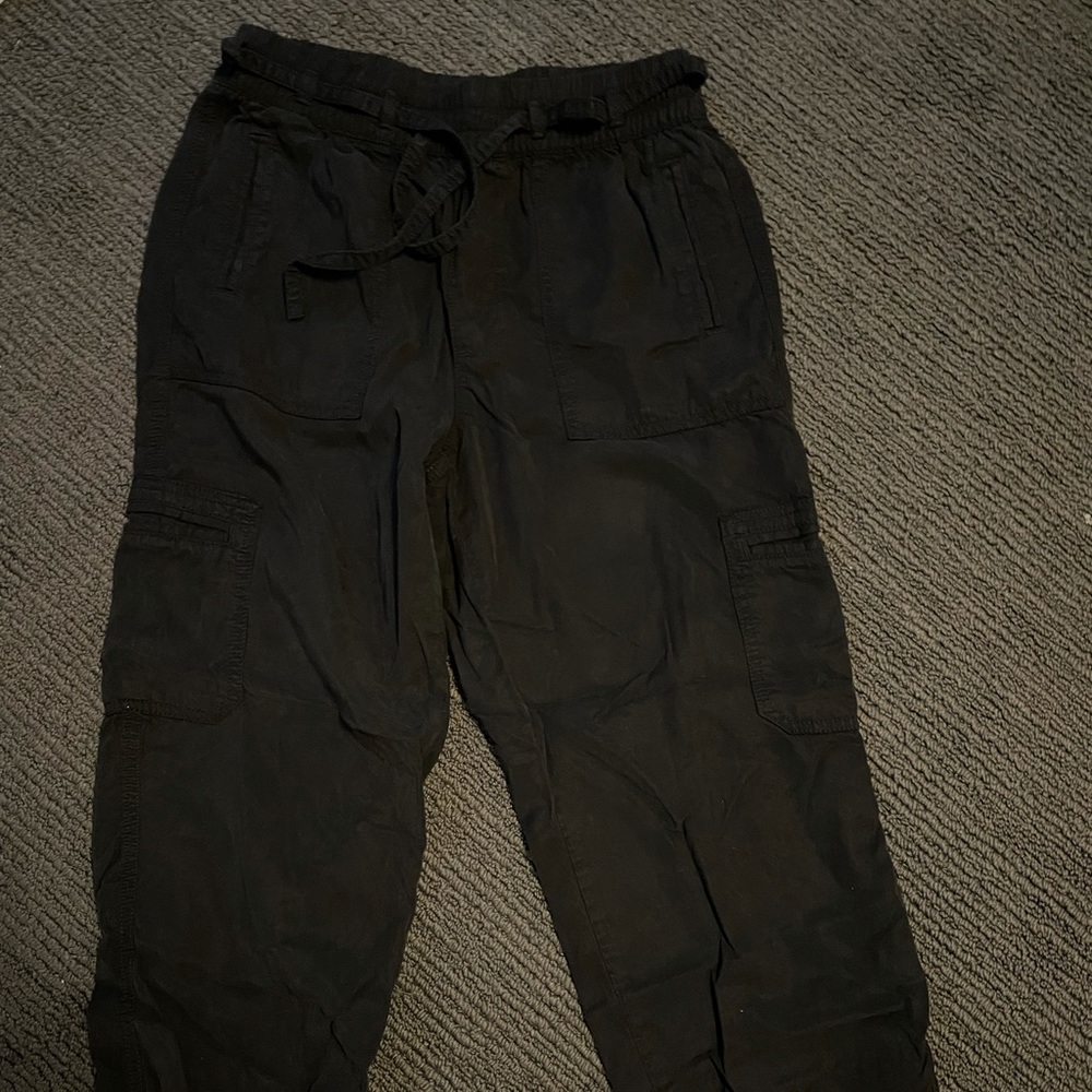 American eagle, black crop cargo pants